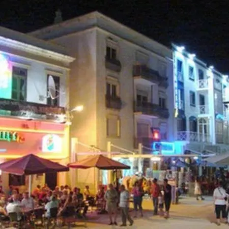 Modern 3 Bedroom Pool View. *