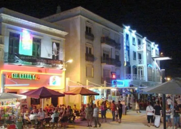 Modern 3 Bedroom Pool View. *